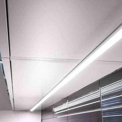Plafond avec une longue bande lumineuse LED et d'élégants rideaux horizontaux pour des solutions d'éclairage modernes.