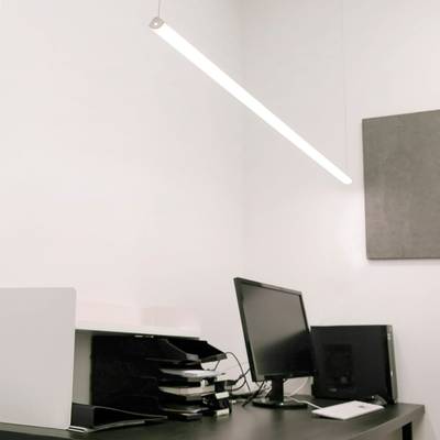 Environnement de bureau moderne avec un éclairage plafonnier LED économe en énergie, un bureau noir élégant, un écran d'ordinateur et des bacs à papier organisés.
