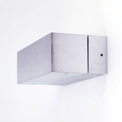Élégante applique rectangulaire en métal pour mur blanc, parfaite pour les espaces modernes et minimalistes et les améliorations de l'éclairage LED.