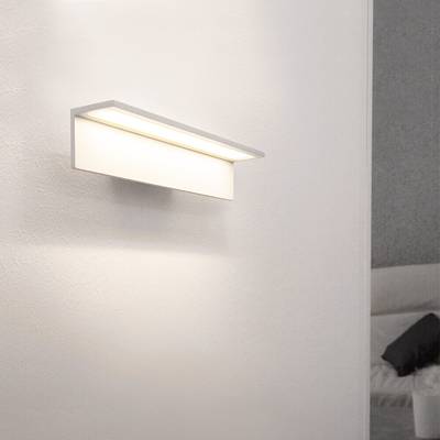 Cette applique blanche minimaliste moderne éclaire d'une lumière douce les intérieurs contemporains.