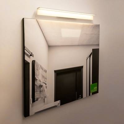L'applique murale LED éclaire un miroir carré, un couloir réfléchissant sur une porte et une œuvre d'art abstraite. Un éclairage moderne pour des intérieurs élégants.