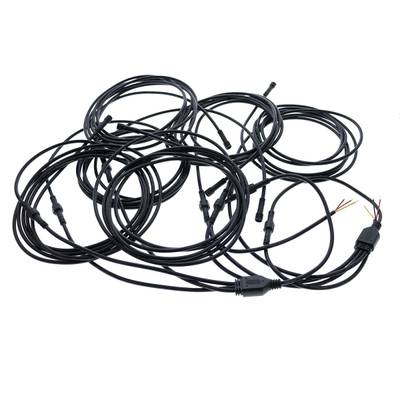 Câbles à fibres optiques LED noirs avec connecteurs et fils visibles, enroulés et enchevêtrés sur fond blanc.