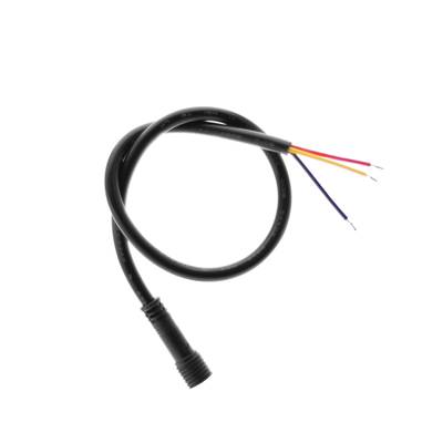 Câble noir torsadé avec connecteur et fils rouges, jaunes et noirs visibles sur fond blanc - Accessoire d'éclairage LED pour une installation efficace.
