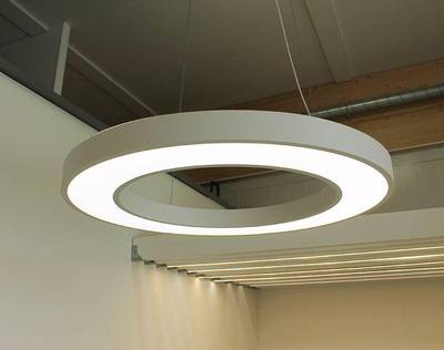 Plafonnier LED rond et moderne, au design épuré et à l'éclat doux, parfait pour ajouter un style contemporain et un éclairage économe en énergie.