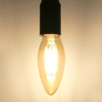 Une lampe LED économe en énergie avec une base noire qui accentue un intérieur moderne contre un mur simple.