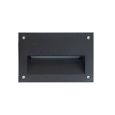 Texte alternatif : Applique LED encastrée rectangulaire noire avec un design nervuré et quatre vis d'angle, idéale pour les solutions d'éclairage contemporaines.