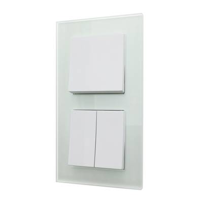 Panneau d'interrupteurs à LED blanc contemporain avec trois interrupteurs montés sur un élégant panneau de verre.