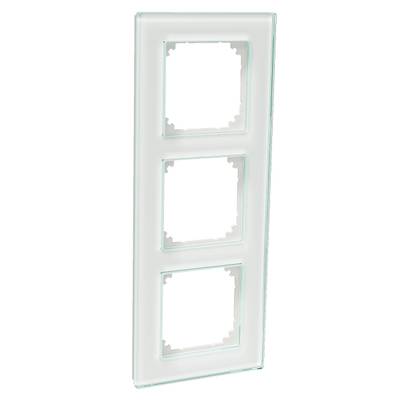Plaque d'interrupteur triple blanc avec trois fentes pour l'éclairage LED, inclinée sur un fond blanc.