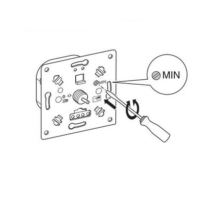 Gros plan d'un circuit imprimé à l'aide d'un tournevis en ajustant le réglage "MIN" sur l'affichage de l'illumination LED.