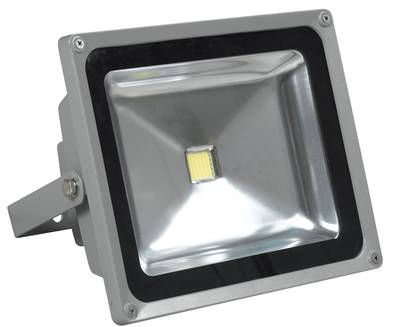 Gros plan d'un spot LED rectangulaire avec surface réfléchissante argentée et support latéral pour un éclairage extérieur efficace.