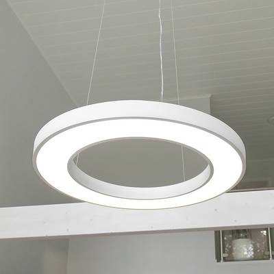 Un luminaire LED suspendu circulaire moderne qui illumine le plafond d'une pièce minimaliste, mettant en valeur un design élégant et des solutions d'éclairage à faible consommation d'énergie.