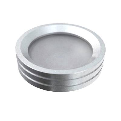 Luminaire LED rond de couleur argentée avec bords nervurés, vue oblique, fond blanc. Idéal pour les solutions d'éclairage modernes et pour mettre en valeur la décoration d'une pièce.