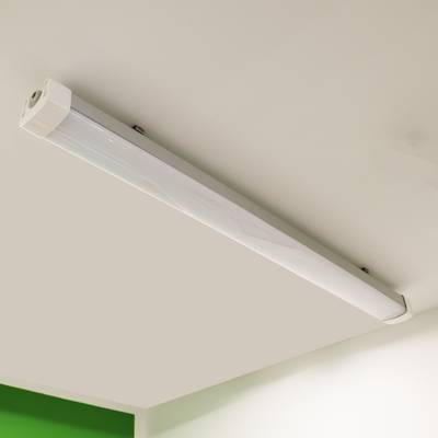 Plafonnier fluorescent avec toit blanc, mur vert dans le coin ; idéal pour un éclairage intérieur respectueux de l'environnement.