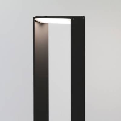 Élégant lampadaire noir, design minimaliste, rectangulaire, ouvert, fond blanc légèrement lumineux. Parfait pour un éclairage LED moderne.