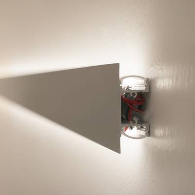 Applique murale minimaliste avec barre triangulaire montrant des fils et des composants rouges. Idéale pour les intérieurs modernes et les éclairages LED à faible consommation d'énergie.