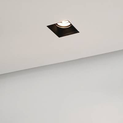 Plafonnier LED carré encastré dans un plafond blanc élégant et moderne.