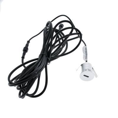 Texte alternatif : "Câble noir torsadé avec dispositif métallique avec port USB et étiquettes sur fond blanc - Accessoires d'éclairage LED disponibles en ligne.