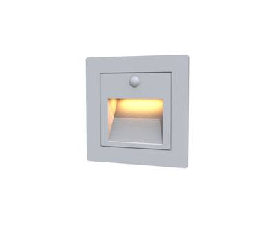 Luminaire encastré carré pour escaliers avec un cadre gris qui donne une douce lumière chaude, parfait pour améliorer la sécurité et l'ambiance dans les intérieurs modernes.