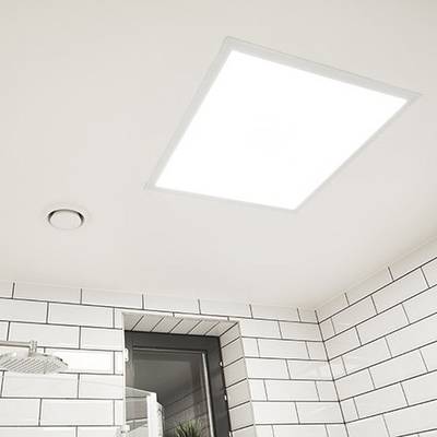 Salle de bain moderne avec des carreaux de métro blancs et un plafonnier LED rectangulaire pour un éclairage clair et efficace.
