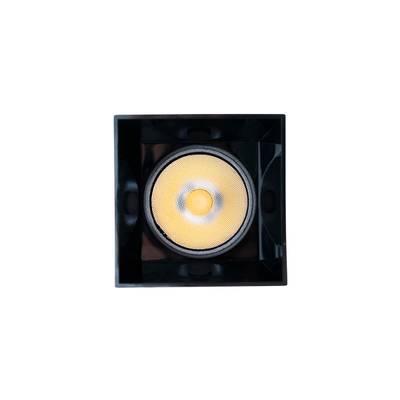 Plafonnier encastré carré avec une ampoule LED ronde au centre, faisceau jaune chaud, corps noir. Idéal pour un éclairage intérieur moderne.