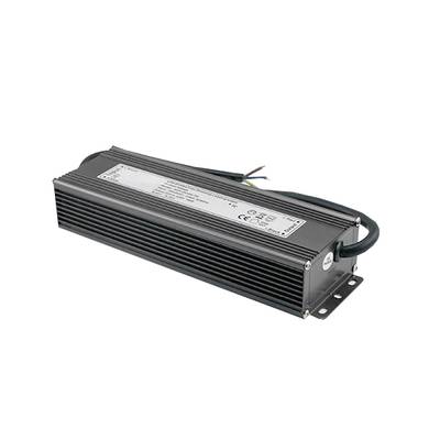Contrôleur LED avec câblage, boîtier rectangulaire noir et étiquette technique sur le dessus. Indispensable pour une alimentation efficace des systèmes d'éclairage à LED.