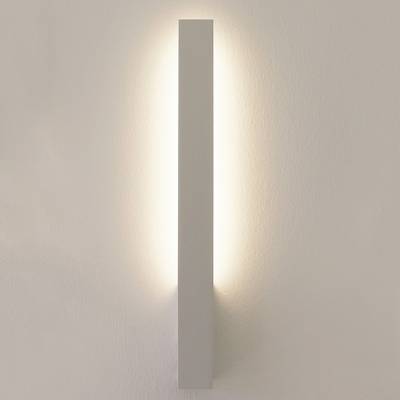 Lampe murale Line 400 éclairée sur le mur.