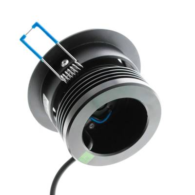 Gros plan sur un downlight LED encastré noir avec dissipateur thermique visible et clips de montage bleus. Parfait pour des solutions d'éclairage modernes et efficaces.