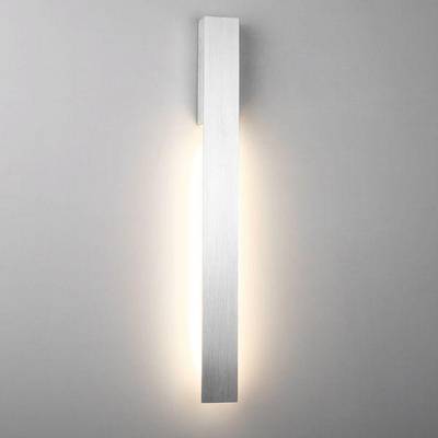 Lampe murale Line 400 éclairée sur le mur.
