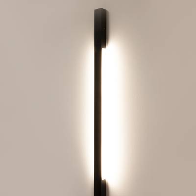 Lampe murale Line 900 éclairée sur le mur.