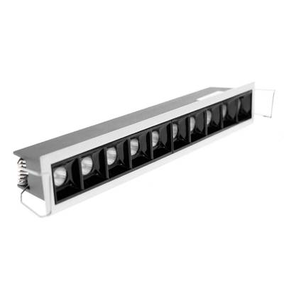Vue d'angle d'un luminaire LED rectangulaire à compartiments noirs sur fond blanc, idéal pour les solutions d'éclairage à faible consommation d'énergie.