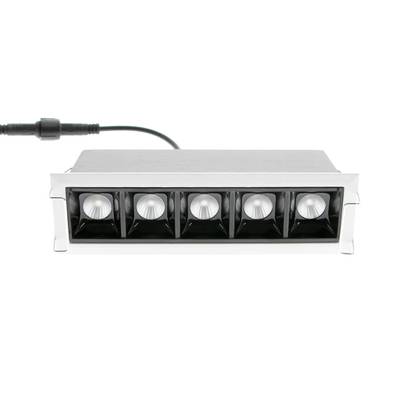 Texte alternatif : Variateur LED rectangulaire en métal avec cinq commandes et un câble noir pour un contrôle précis de l'éclairage des magasins.