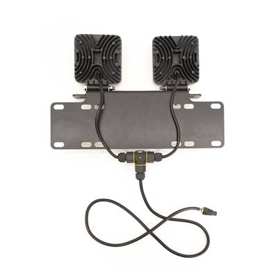 Deux feux à LED avec support de montage et fils enfichables pour une installation rapide sur le véhicule. Efficace en énergie, lumineux et durable.