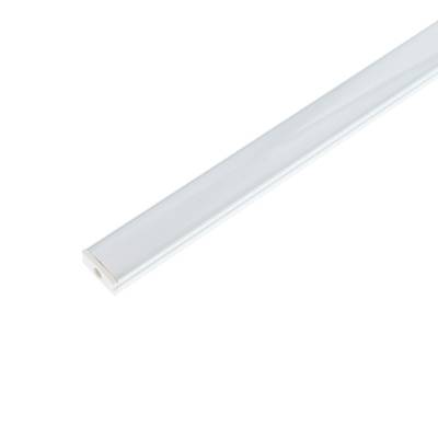 Longue bande lumineuse rectangulaire à LED blanches avec un fond plat, parfaite pour l'éclairage des pièces. Efficace, design élégant et lumière vive.