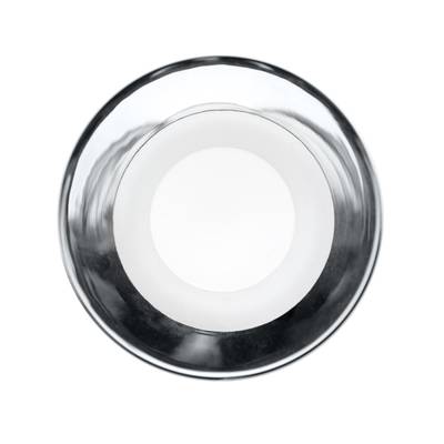 Un bol rond en métal poli avec des reflets visibles ; idéal pour accentuer la brillance et la clarté de l'éclairage LED dans les magasins.