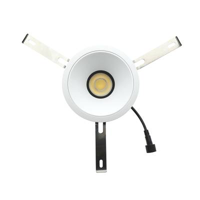 Downlight LED circulaire avec supports de montage métalliques et câble noir visible sur fond blanc. Idéal pour les solutions d'éclairage contemporaines.