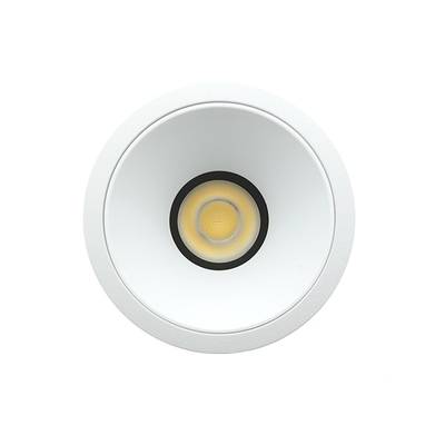 Gros plan d'un plafonnier encastré à LED, design circulaire, ampoule brillante ; une solution d'éclairage économe en énergie pour les intérieurs modernes.