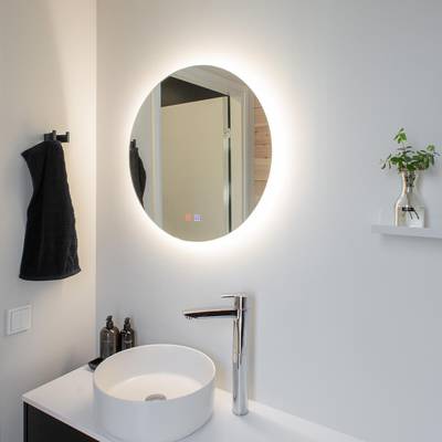 Miroir rond rétro-éclairé par LED, lavabo à réservoir et éclairage d'ambiance de la salle de bains avec détails modernes