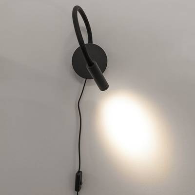 Applique noire moderne avec col réglable, base ronde ; émet une lumière blanche douce sur un mur simple. Idéale pour un éclairage domestique élégant et fonctionnel.