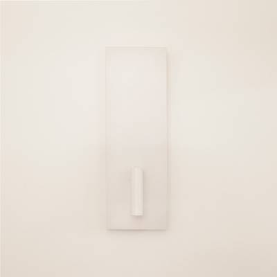 Sculpture murale blanche minimaliste avec une base rectangulaire et une projection centrale cylindrique, éclairée par un éclairage LED pour renforcer l'attractivité du design.