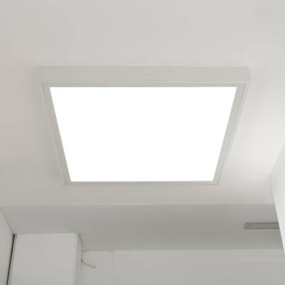 Plafonnier LED carré émettant une lumière blanche brillante. Il est adapté à un design de plafond minimaliste et épuré, avec des bords et des angles nets.