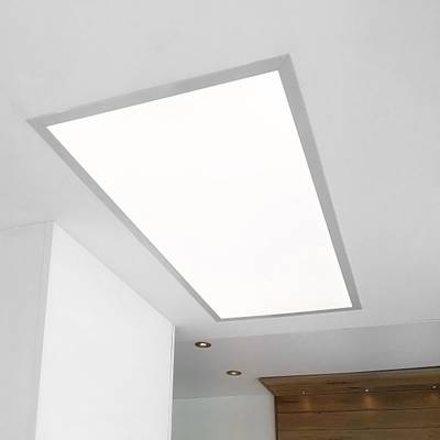 Plafonnier LED rectangulaire lumineux sur un plafond blanc ; un accent en bois marron apparaît dans le coin pour un intérieur contemporain.