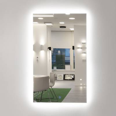 Un miroir lumineux qui reflète un intérieur moderne avec des lampes suspendues, des chaises élégantes et la lumière naturelle.
