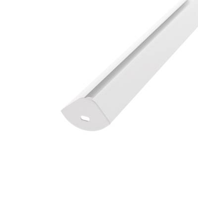 Gros plan d'un élégant luminaire LED blanc avec connecteur ovale et son design moderne sur un fond blanc sans couture.