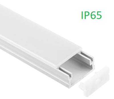 Bande lumineuse à LED avec diffuseur en canal et borne IP65, gros plan sur la technique d'éclairage