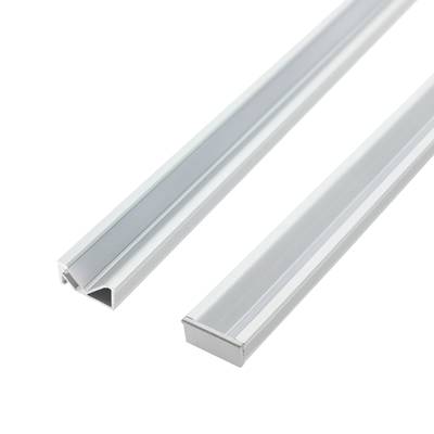 Deux canaux de bandes lumineuses LED en aluminium avec diffuseurs ; une vue en perspective et une vue de haut en bas, présentant des solutions d'éclairage polyvalentes pour les espaces modernes.