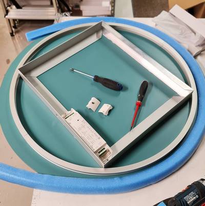 Deux tournevis et des composants électriques avec une surface en mousse bleu-vert, des outils d'appoint pour l'installation de l'éclairage LED.