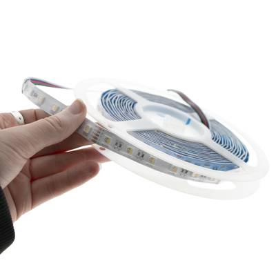 La main présente une bande lumineuse LED torsadée avec une bobine blanche et met en valeur les solutions d'éclairage efficaces en énergie de notre boutique d'éclairage LED.