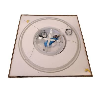 Composants et câbles de plafonniers dans une boîte, présentant une solution d'éclairage LED pour les intérieurs modernes.