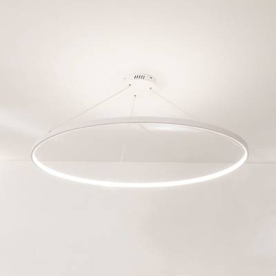 Plafonnier LED rond moderne, design minimaliste, suspendu à des câbles, éclairage blanc brillant sur un plafond blanc.