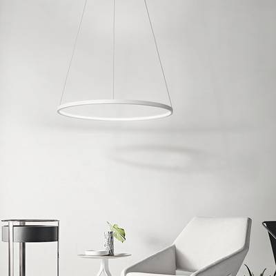 Une pièce minimaliste avec une lampe LED suspendue ronde moderne, une chaise blanche et une petite table ronde avec une plante contre un mur gris clair.